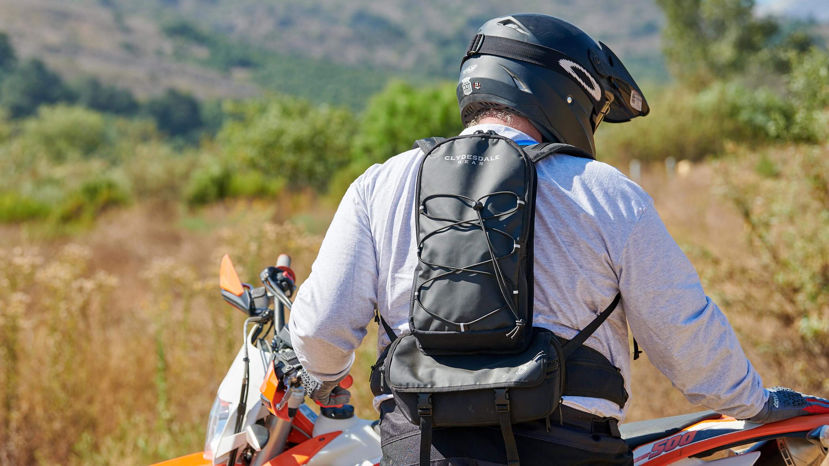 Dirt bike hydration outlet pack